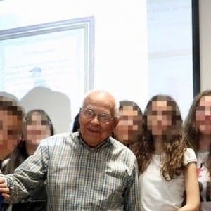 Nonno Felicino diplomato alle scuole medie a 98 anni con 10. "E ora vado in vacanza"