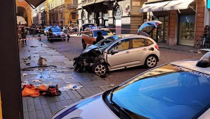 Modena, auto falcia pedoni, fermato l’aggressore. Mattarella e Meloni dai feriti