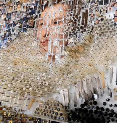 Bottoni, paillettes e ciglia: il ritratto &egrave; un collage surreale