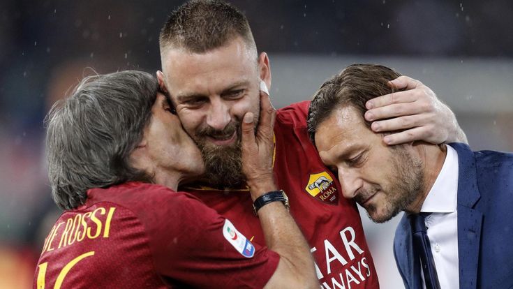 Lacrime e baci, la notte di De Rossi. E la Roma dovrà ripartire a luglio