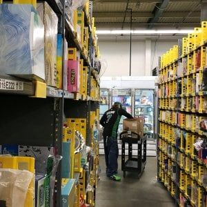 "Bustarelle ai dipendenti di Amazon per cancellare le recensioni negative"