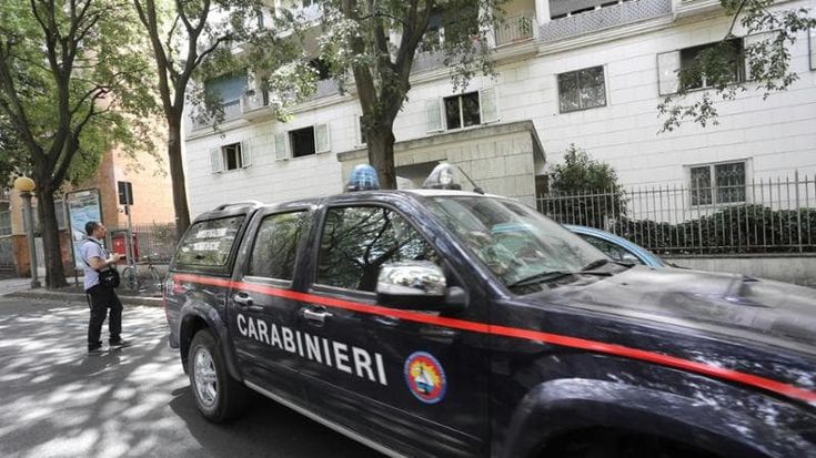 Milano, lascia il cane nell'auto parcheggiata al sole, denunciata 66enne: “Ero andata a fare la spesa”