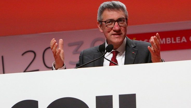 Inflazione, scontro Confindustria-Cgil sull'aumento dei salari. Landini: "Inaccettabili le parole di Bonomi"