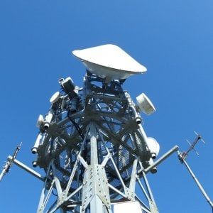 Tv, il digitale terrestre cambia pelle. Dimezzate le reti in mano agli editori
