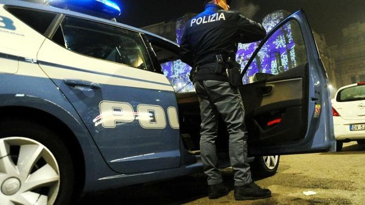 Milano, colpisce l’ex compagna nel sonno con un mattone, poi chiama la polizia: arrestato