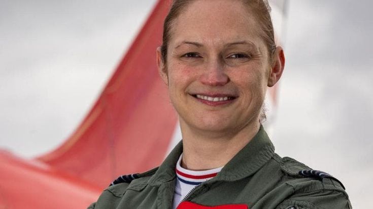 Chi è Sasha Nash, la prima donna nominata comandante delle Red Arrows britanniche