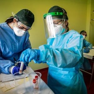 Coronavirus in Lombardia, tornano ad aumentare i morti ma i nuovi malati sono sempre meno gravi