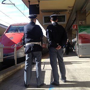 Torino, due minorenni scappano di casa: trovati a Porta Nuova dalla polizia ferroviaria 