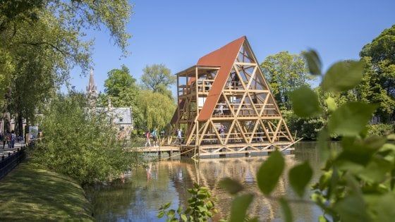 Balene di plastica, bolle e camminate sull'acqua. Bruges si trasforma d'estate per la Triennale