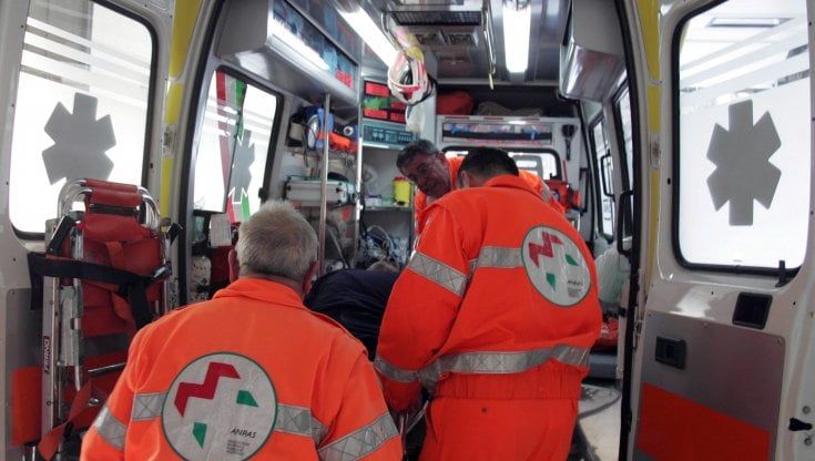 Ventottenne uccide il padre in casa con una coltellata 