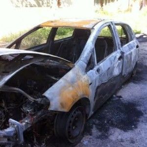 Tornano in azione i piromani, paura a Japigia