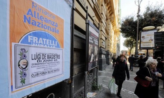 "E' venuto a mancare Luigi de Magistris". Manifesti funebri in tutta la citt&agrave;. E' un pesce d'aprile