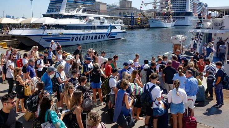 A Capri torna l’acqua, revocato il divieto di sbarco ai turisti. Il prefetto: “Serve un piano B per le emergenze”