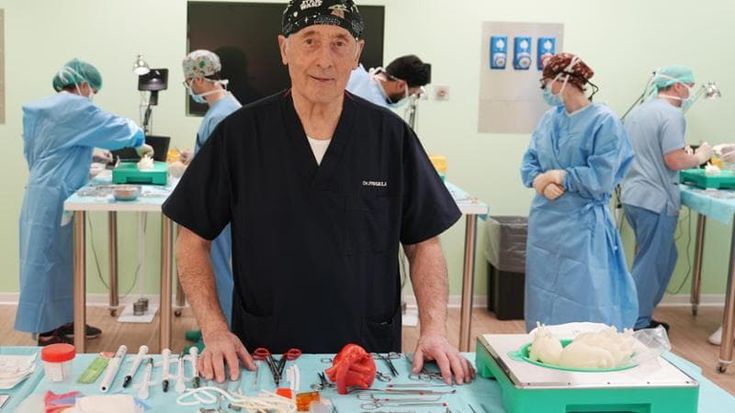 La lezione di Alessandro Frigiola, il cardiochirurgo che ha operato 3mila bambini nel mondo: “Ora insegno a salvare i piccoli”