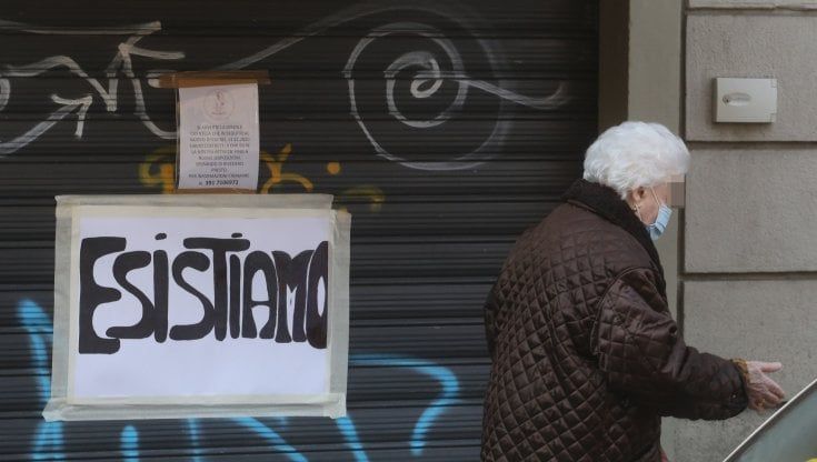Firenze, la protesta sulle vetrine dei negozi chiusi: "Esistiamo"