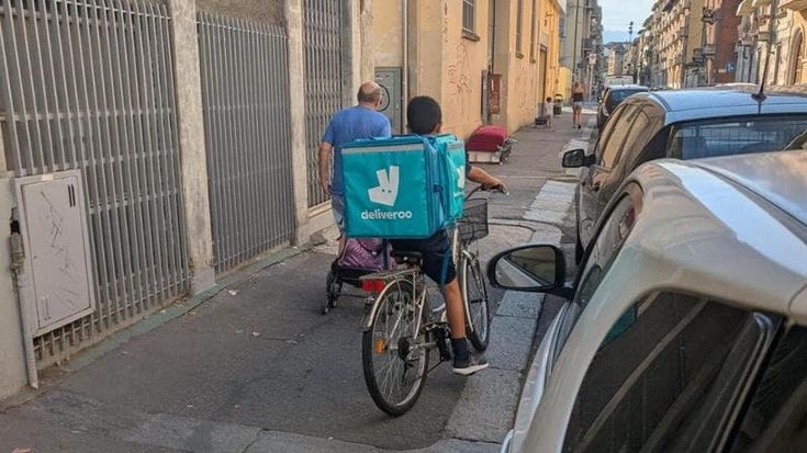 “Un baby rider al lavoro”: il sindacato segnala il caso, Deliveroo avvia le verifiche