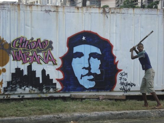 Monumenti, poster e graffiti: i volti del Che a Cuba