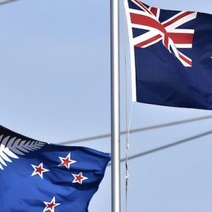 Nuova Zelanda, il premier ad interim Winston Peters accusa l'Australia: "Ha copiato la nostra bandiera"