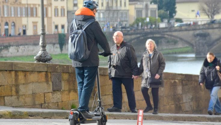 Targa e assicurazione per i monopattini elettrici: nessuno sa come si fa