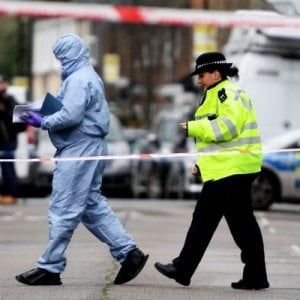 Londra: quindicenne ucciso a coltellate, arrestati 3 adolescenti