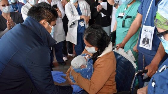 Coronavirus a New York, partorisce durante il coma. Ora Yanira può abbracciare il suo piccolo Walter