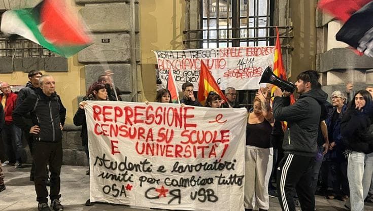 Protesta di Usb contro la festa del 4 novembre. “No al riarmo, i soldi vanno spesi in istruzione”