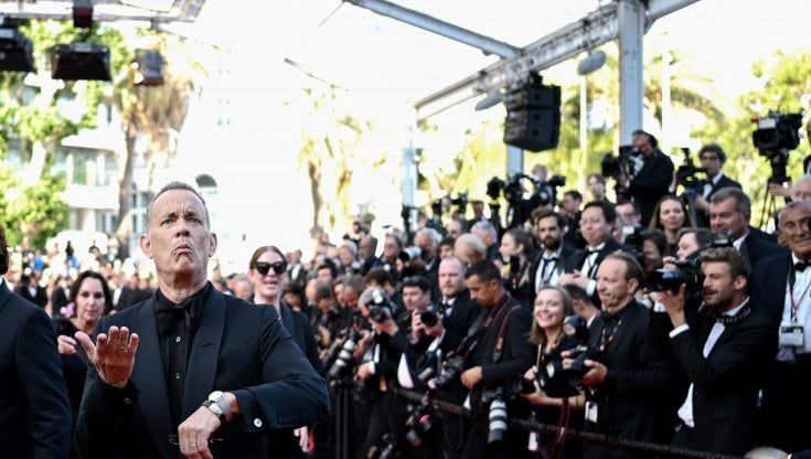 Tom Hanks, il divo gentile che ama la folla: le pagelle dei look sul red carpet di Cannes