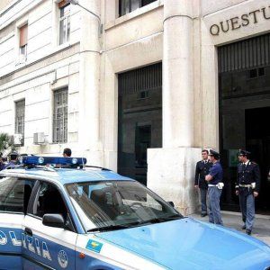 Bari, si impicca davanti alla questura: immigrato salvato da tre poliziotti