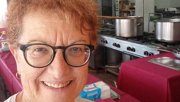 La volontaria della Festa: “C’è chi rinuncia ai tortellini per la crisi. Da noi prezzi calmierati”