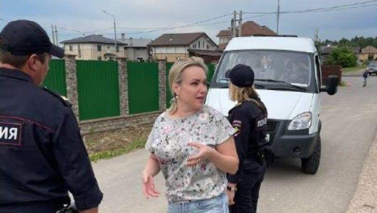 Russia: nuovo arresto per Ovsjannikova, la giornalista che portò il poster pacifista in tv
