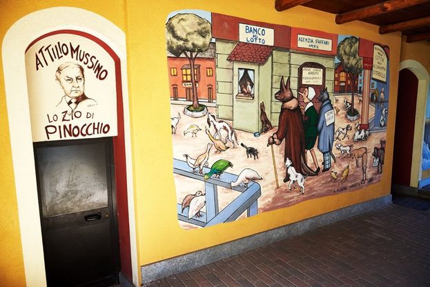 Vernante, sui muri delle case la favola di Pinocchio non finisce mai