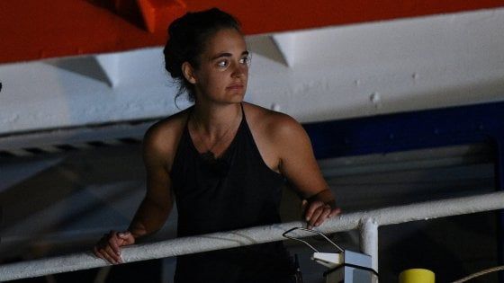 Carola Rackete, ecco la querela contro Salvini: "Sequestrate i suoi account Facebook e Twitter"
