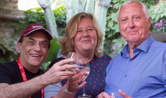 Gigione incontenibile all’Ischia Film Festival: abbraccia Greenaway e scatena i fan