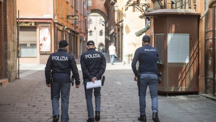 Bologna, aggredito per rapina da tre minorenni: 25 giorni di prognosi
