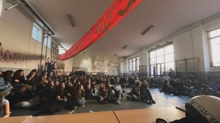 Occupato il liceo classico Manzoni: previsti incontri su transfemminismo, G8 di Genova e Dax