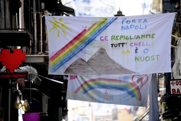 Napoli, per  le strade della città le frasi di Gomorra per reagire al coronavirus e alla crisi