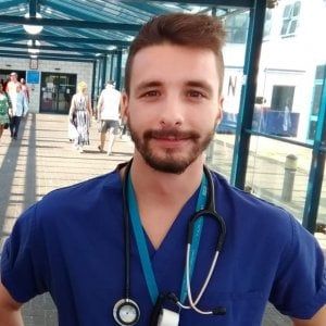 Che differenza tra fare il medico in Italia e in Inghilterra!