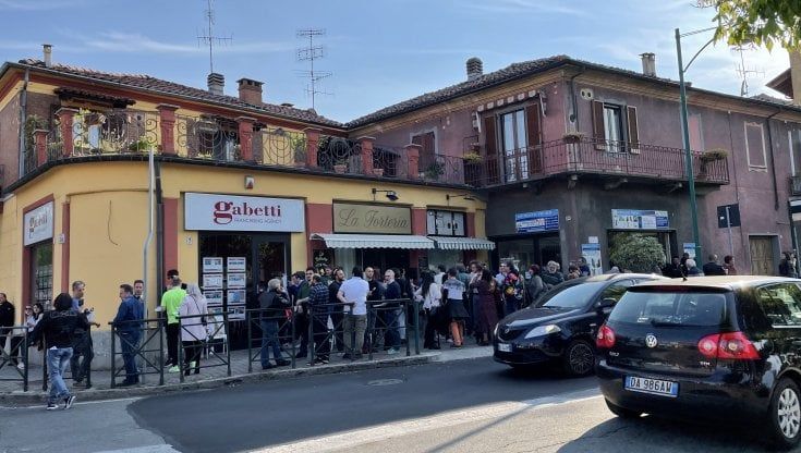 All'aperitivo dei disobbedienti: baci, abbracci, selfie e niente mascherina: "Qui non si usa"