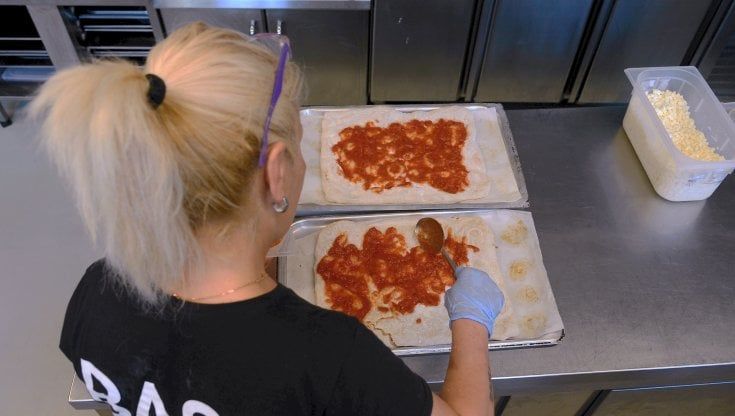Dal carcere al lavoro nel bistrot, la seconda possibilità per le detenute di Bollate: "Non voglio restare una delinquente"