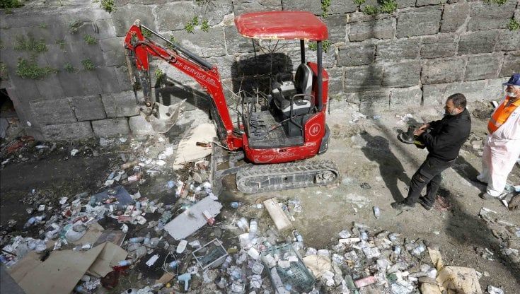 Napoli, Torri Aragonesi ripulite da tonnellate di rifiuti: "Ora un progetto per l'area"