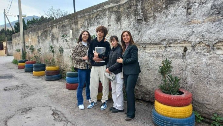 Cassonetti bruciati, rifiuti abbandonati davanti alla scuola: l'allarme della preside di Cruillas