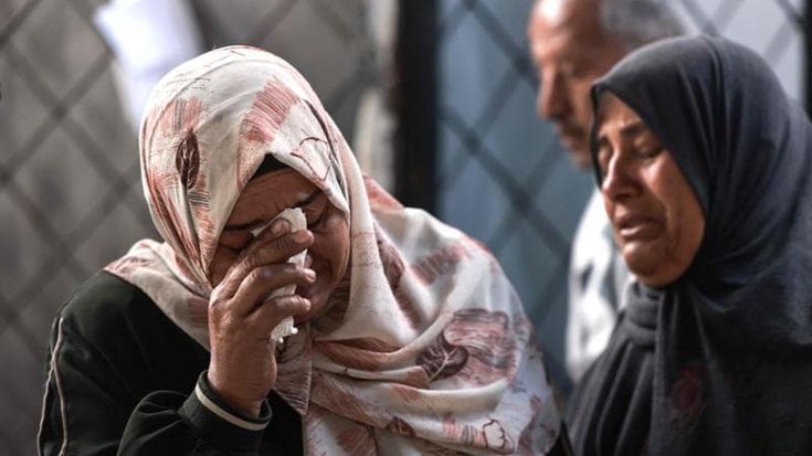 Gaza, in fila davanti all’ospedale: il dramma delle donne di Rafah che provano a curare i figli
