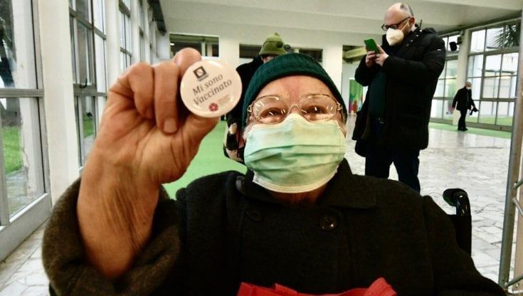 Covid, ecco Bettina: una ex sarta la prima vaccinata over 80 alla Mostra d'Oltremare