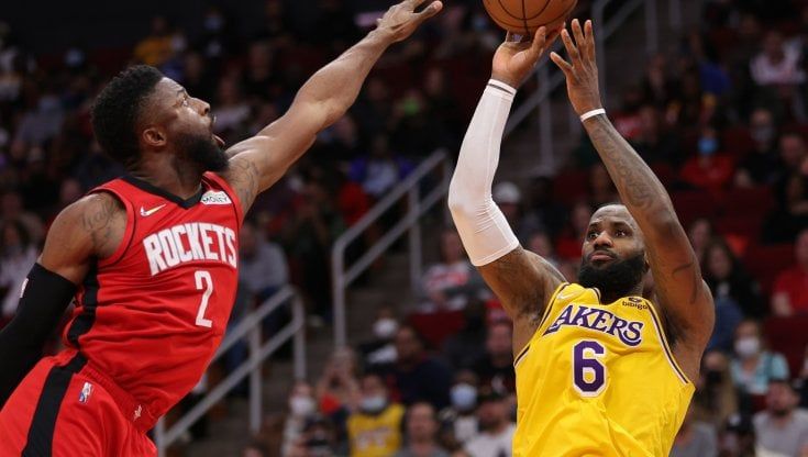 Basket, Nba: LeBron James rialza i Lakers e supera i 36mila punti, Golden State beffata da Denver