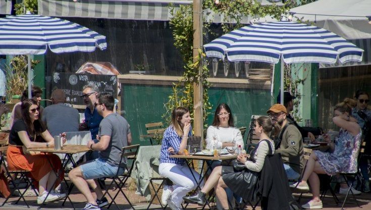 Alberghi sguarniti e ristoranti a mezzo servizio: operatori turistici in cerca di quasi 400 mila lavoratori ma mancano persino i cuochi 