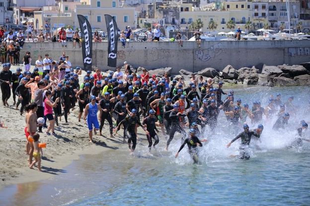 Forio di corsa, in bici e a nuoto: lo spettacolo dell’Ischia Sunset Triathlon