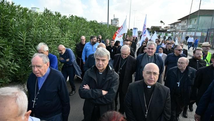 In migliaia contro Cpr a Castel Volturno, in testa sette vescovi con Fico: “Il governo si fermi”