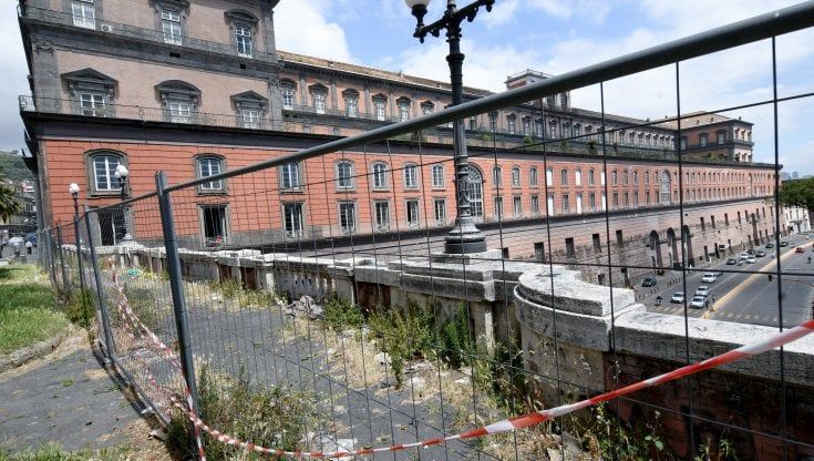 Napoli, via Cesario Console tra Palazzo reale e Santa Lucia: da giardino panoramico a terrazza-discarica