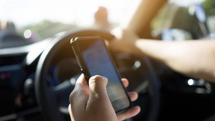 Più giovani feriti in auto perché usano il cellulare mentre sono alla guida