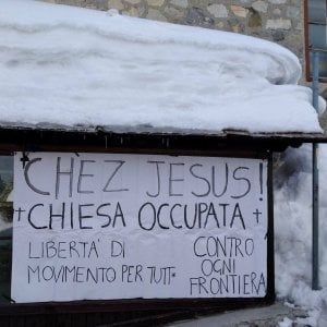 Clavière, i migranti al confine si rifugiano in chiesa: il parroco protesta, blitz di Fratelli d'Italia 